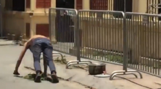Video: Giữa trời nắng 40 độ C, nam thanh niên mang nồi lá thuốc ra 'xông'