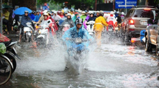 Mưa giông đang 'tắm mát' Hà Nội, kết thúc chuỗi ngày nắng nóng kỷ lục