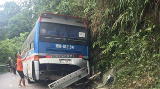 Xe 45 chỗ chở học sinh gặp nạn: Cố cứu hành khách, lái xe chủ động đâm vào vách núi