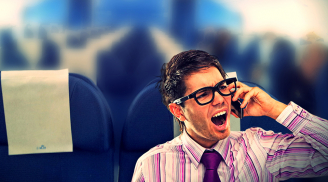 Vì sao phải tắt điện thoại khi đi máy bay?