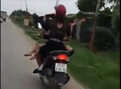 Bà mẹ mạo hiểm chở con “kiểu Úc” khiến nhiều người choáng