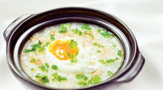 Chỉ cách nấu cháo trứng gà cực ngon và bổ dưỡng cho buổi sáng