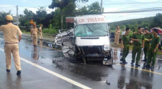 Hai xe khách đâm trực diện gây tai nạn nghiêm trọng trên đường Hồ Chí Minh