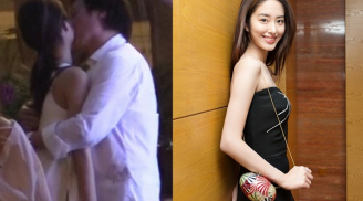 Bố tỷ phú của Lưu Diệc Phi ôm hôn gái đẹp kém 30 tuổi trên phố