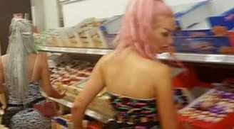 Nữ du khách thản nhiên mặc bikini đi siêu thị