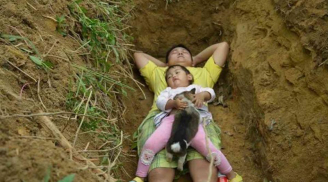 Sự thật đau lòng sau câu chuyện ông bố trẻ ngày ngày bế con gái 2 tuổi ra mộ đào sẵn nằm