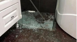 Phát hoảng vì kính cường lực trong phòng tắm đột nhiên phát nổ như bom làm chủ nhà nhập viện