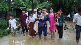 Đám cưới 'nhà người ta': Chú rể cười hạnh phúc cõng cô dâu vượt qua dòng nước lũ và bùn đất