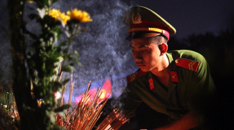 Nghĩa trang sáng bừng đêm tri ân các anh hùng, liệt sĩ ở Hà Nội