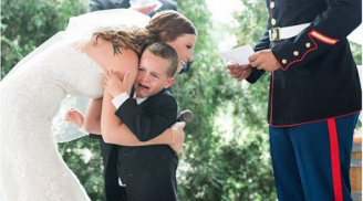Cậu bé 4 tuổi ôm chầm mẹ kế, khóc nức nở trong đám cưới khiến ai cũng nghẹn ngào xúc động