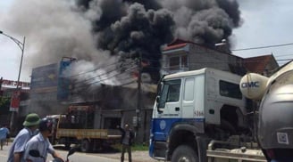 Cháy xưởng sản xuất bánh kẹo ở Hà Nội: 2 bệnh nhân đang cấp cứu vẫn hôn mê, người thân đứng ngồi không yên