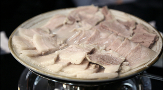 Mách bạn bí kíp luộc thịt lợn để vừa chín tới, thơm ngọt, không bị hôi, mềm đều từ trong ra ngoài