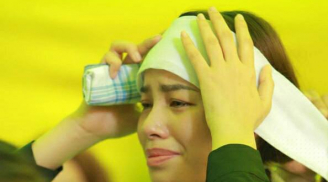 Rớt nước mắt trước hình ảnh Hoa hậu Phạm Hương khóc ngất, tiều tụy trong đám tang cha