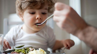 Thói quen khi cho trẻ ăn khiến con bạn thấp còi và kém thông minh hãy bỏ ngay