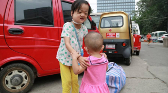 Ứa nước mắt với lời thỉnh cầu của bé gái không chịu chữa bệnh, để dành tiền cứu em