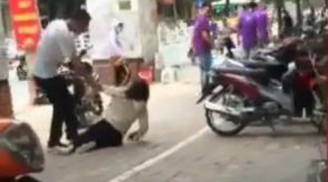 Hà Nội: Cô gái bị bạn trai đánh ngất xỉu trên phố giữa trời nắng