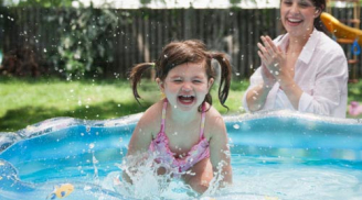 Trẻ nhỏ mấy tuổi thì bắt đầu cho đi học bơi?