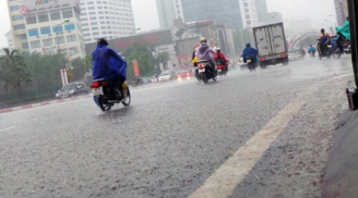 Dự báo thời tiết ngày 17/8/2017: Hà Nội mưa lớn, gió giật mạnh, nhiệt độ giảm 31oC
