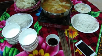 Chàng trai tự nấu lẩu chay tặng mẹ, bao lâu rồi bạn chưa nói: 'MỪNG SINH NHẬT MẸ, NGƯỜI PHỤ NỮ CỦA ĐỜI CON!'