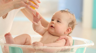 Tắm cho con thời điểm này không khác gì DÌM CON XUỐNG BỂ, bé có thể ĐỘT QUỴ, thậm chí dẫn đến TỬ VONG