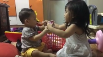 Bé gái mới 2 tuổi rưỡi đã giúp bố mẹ chăm em trai siêu dễ thương