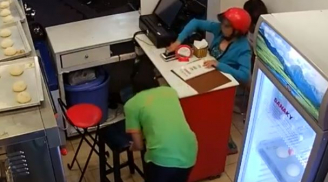 Clip cảnh báo: Người phụ nữ giả vờ vào cửa hàng mua bánh để lấy trộm điện thoại