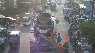 Video: Bị xe trộn bê tông kéo đi 30m, bé 3 tuổi may mắn thoát chết