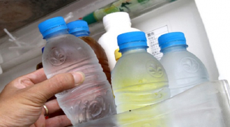 Dùng chai nhựa đựng nước cho vào tủ lạnh dùng dần là đang tự rước ung thư vào cho cả nhà