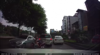 Clip: Chạy xe máy lấn làn, người phụ nữ chở con nhỏ bị ôtô tông ngã nhào xuống đường