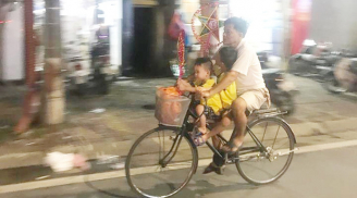 Xúc động hình ảnh người cha đạp xe đưa 2 con đi mua đèn ông sao trong đêm Trung thu