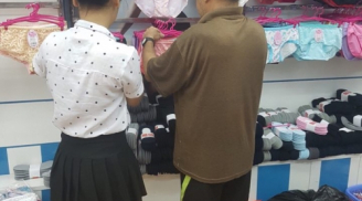 Ngưỡng mộ cụ ông 70 tuổi vào cửa hàng chọn đồ lót cho vợ vì ‘vợ tôi tiếc tiền nên toàn mua đồ rẻ’