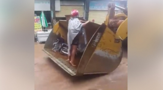 Video: Người vận chuyển 'phiên bản lũ' ở Nghệ An