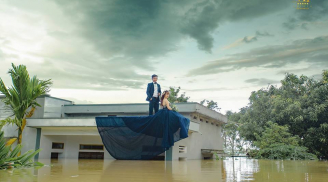Chụp ảnh cưới khi lũ dâng ngập mái nhà: Độc đáo hay phản cảm?
