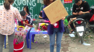 Sự thật sinh viên rao bán '10.000 một bông, tặng kèm cái ôm' đang gây xôn xao dân mạng