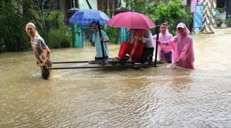 Chú rể và cô dâu ngồi xe bò trong mưa lũ hậu bão số 12 gây sốt mạng xã hội