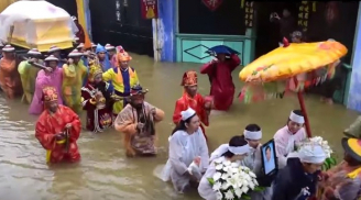 Đau nhói lòng, nghẹn ngào nước mắt trước những đám tang vội trong bão ở Huế, Quảng Nam