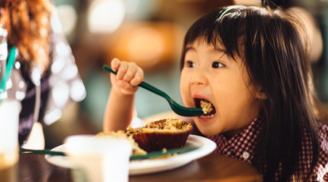 Những sai lầm của cha mẹ khi cho bé ăn sáng đang 'giết dần' trí thông minh của trẻ