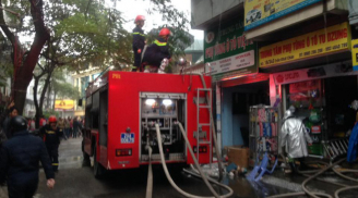 NÓNG: Đang cháy lớn tại 2 ngôi nhà 5 tầng trên phố Trần Khát Chân