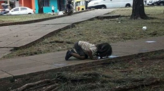 Cả thế giới bật khóc trước cảnh cô bé nghèo quỳ gối liếm nước bẩn từ vũng nước bên đường