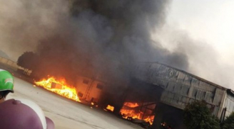 Khẩn trương tìm kiếm 3 công nhân mắc kẹt trong đám cháy kinh hoàng tại Công ty bánh kẹo Tràng An