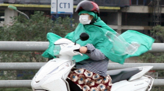 Hà Nội: Gió to đáng sợ, người dân chân đi không vững, chao đảo trong 'lốc gió'