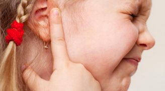 Trẻ bị mụn nhọt ở tai phải làm sao?