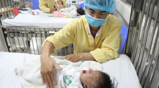 Hà Nội: Thời tiết diễn biến thất thường, hàng trăm gia đình lao đao vì 'con lớn chưa khỏi, con bé lại mắc cúm'