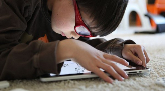 10 hậu quả nghiêm trọng khi mẹ cho con chơi iPhone, iPad