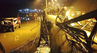 NÓNG: TP.HCM, sập cầu Long Kiểng trong đêm, xe máy thi nhau rớt xuống sông