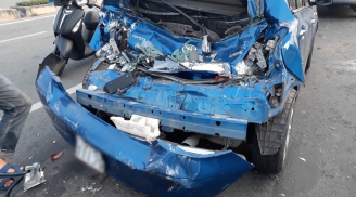Tai nạn liên hoàn trong lúc chờ đèn đỏ: 4 ô tô bẹp dúm, may mắn không thiệt hại về người