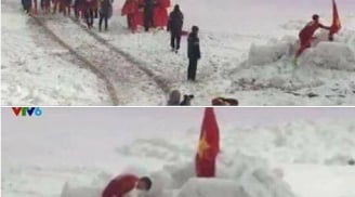 Khoảnh khắc Duy Mạnh cắm cờ trên tuyết, cúi chào Quốc kỳ sau chung kết khiến hàng triệu người rơi nước mắt