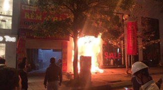 Hà Nội: Cháy lớn tại cửa hàng mảnh rèm phố Trần Duy Hưng