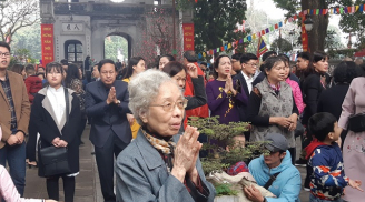 Mùng 1 Tết ở Hà Nội: Đường phố vắng tanh nhưng chùa chiền lại đông như hội