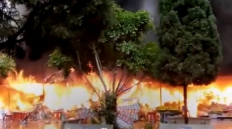 Clip: Đang cháy kinh hoàng tại đền thờ Mẫu mùng 5 Tết nghi do nổ bình ga